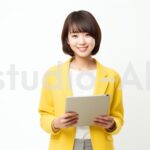 アンケート調査をタブレットで行っている女性