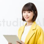 タブレット操作を説明しながら微笑む女性