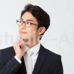 何かを思いついた若い男性会社員