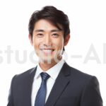 笑顔で周囲の人の話に耳を傾ける会社員の男性