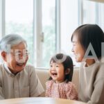 孫を見て笑顔になる温かい家族