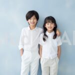 明るい笑顔と元気な表情が輝く男女の子供