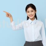 指差しする会社員女性