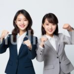 控えめな女性2人が恥ずかしそうに拳を握ってやる気を見せている