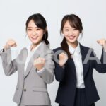 ファイティングポーズをしたスーツの女性2人