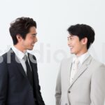 仕事の話をしている男性会社員の2人