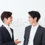 仕事の成功を笑顔で語り合う2人のビジネスマン