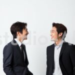 仕事の成功を笑顔で語り合う2人のビジネスマン