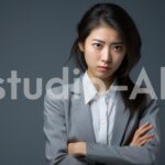 不機嫌な様子のビジネス女性