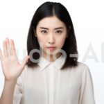 拒否のジェスチャーをする女性