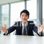 社内のミーティングで意見を話している男