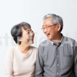 老夫婦の仲良く楽しい雰囲気が伝わる様子