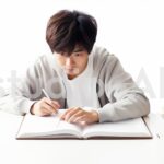 塾で教えながら勉強するイメージの男子