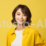 少しゆったりしたトレーナーを着るショートヘアーの女性