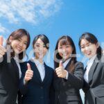 仕事が上手くいって笑いながらグッドポーズをする会社員の女