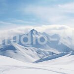 スキーヤーたちの冒険心をくすぐるような雪山風景