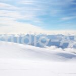 スキーヤーたちの冒険心をくすぐるような雪山風景