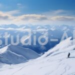 雪山の斜面を覆う雲海が幻想的な光景