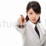 ビジネス女性がにっこりと笑顔でサムズアップ