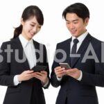 スマホやタブレットを使って説明する男女の会社員