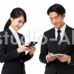 スマホを使って教え合う男女の会社員