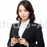 片手にスマートフォンを持ち笑顔を見せる会社員女性