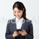 スマートフォンを手にする若い女性社員