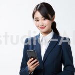 スマホを見て確認する女性社員