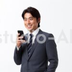 険しい表情でスマホを持つ男性会社員