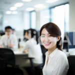 同僚たちと楽しそうにディスカッションする女性会社員