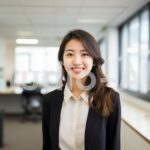 笑顔で訪れた人を出迎える女性社員