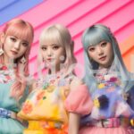 カメラに向かって自信に満ちた笑顔を見せる4人組アイドル