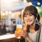 屋外のビアガーデンでビールを飲む女性