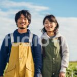 夫婦が農場を歩きながら和む様子