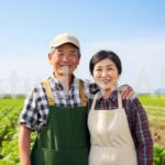 カメラに向かって微笑む年配夫婦