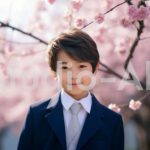 春の桜が咲く中勇ましい笑顔を見せる少年