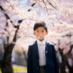 桜と写る笑顔の男の子