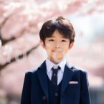 桜の下で胸を張って小学校生活を迎える