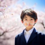 桜の花に囲まれて学びの舞台へと向かう