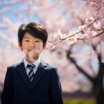 桜の花に囲まれて学びの舞台へと向かう