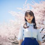 桜の花の美しさと新生活への期待を共に感じる女性