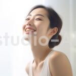 上向きで笑顔の女性