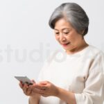 スマホを見て喜ぶ年配の男性