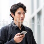 凛とした表情で振り返る女性