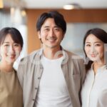 お店を紹介する３人のスタッフたち