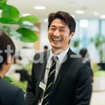 丁寧な対応をする営業マン