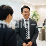 企業で案内をするビジネスマン