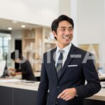 企業で案内をするビジネスマン