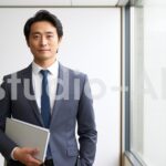 真顔でフォルダーを持つ会社員男性