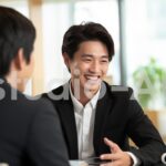 真顔でフォルダーを持つ会社員男性